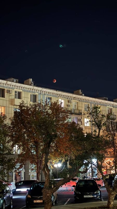 Луна спряталась!. Сняли для вас немного лунного затмения И узнали, что полное затмение Луны сегодня началось в 18:28 и завершится в 23:55 по московскому времени Максимальная фаза наступит в 21:12 Луна спряталась!. Сняли для вас немного лунного затмения И узнали, что полное затмение Луны сегодня началось в 18:28 и завершится в 23:55 по московскому времени Максимальная фаза наступит в 21:12