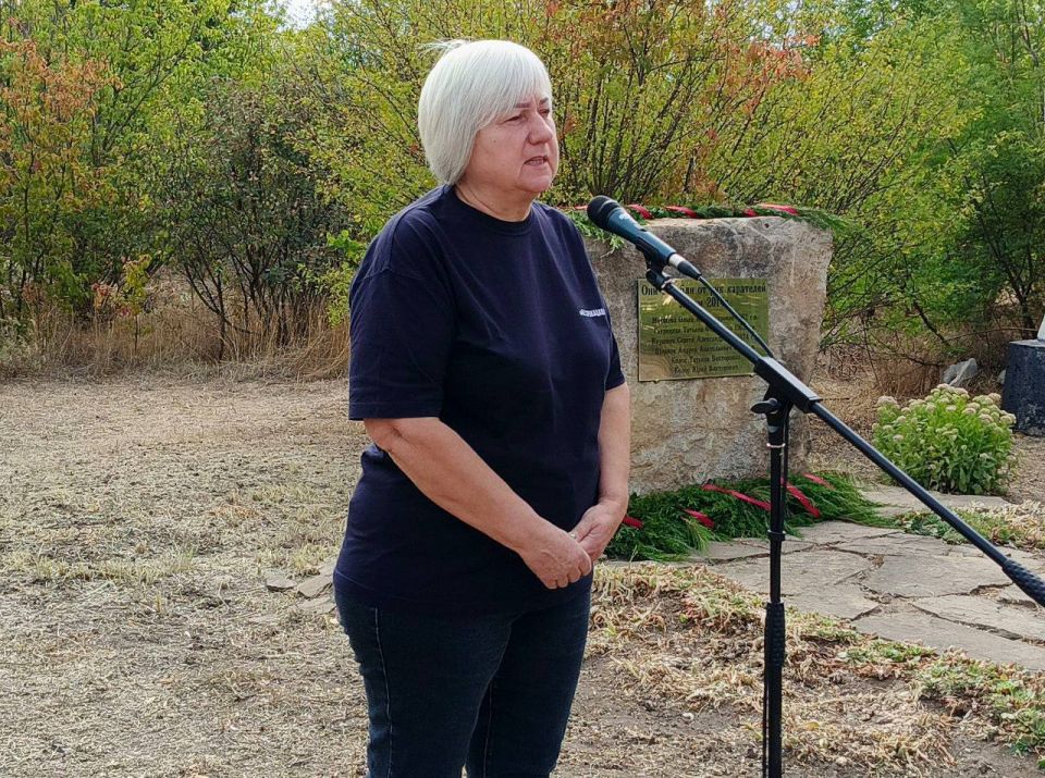Светлана Гизай: Они просто жили…. В селах Сабовка и Веселая Гора Славяносербского округа приняла участие в мероприятиях ко дню памяти погибших от обстрелов в 2014 году мирных жителей Светлана Гизай: Они просто жили…. В селах Сабовка и Веселая Гора Славяносербского округа приняла участие в мероприятиях ко дню памяти погибших от обстрелов в 2014 году мирных жителей