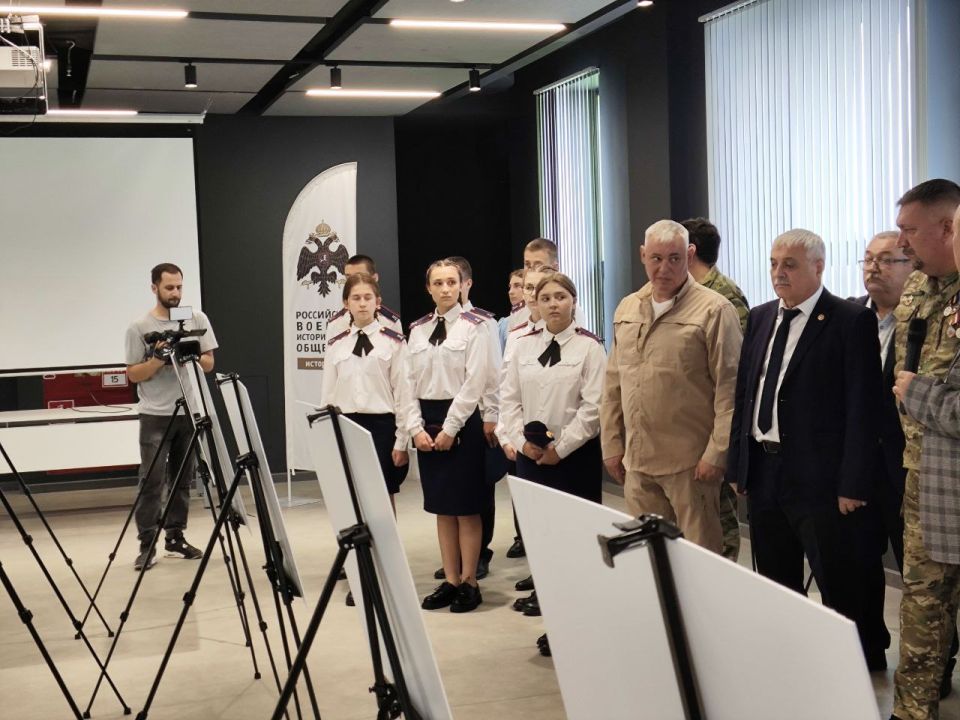 В Луганске открыли выставку «Герои и Подвиги» В Луганске открыли выставку «Герои и Подвиги»