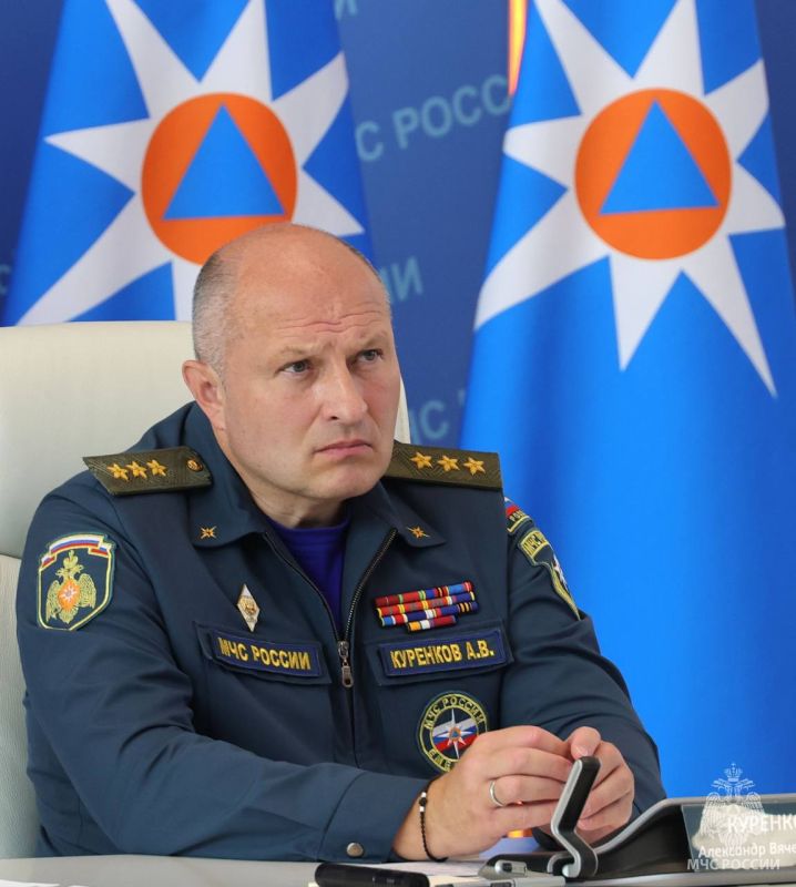 Глава МЧС России Александр Куренков представил личному составу своего заместителя Алексея Кострубицкого Глава МЧС России Александр Куренков представил личному составу своего заместителя Алексея Кострубицкого