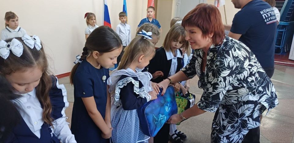 Антрацитовскую среднюю школу № 10 пгт Дубовский посетили представители Народного Фронта города Екатеринбург Антрацитовскую среднюю школу № 10 пгт Дубовский посетили представители Народного Фронта города Екатеринбург