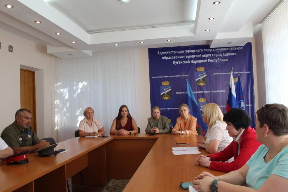 Анна Рослякова продолжила рабочий визит в Кировск Анна Рослякова продолжила рабочий визит в Кировск
