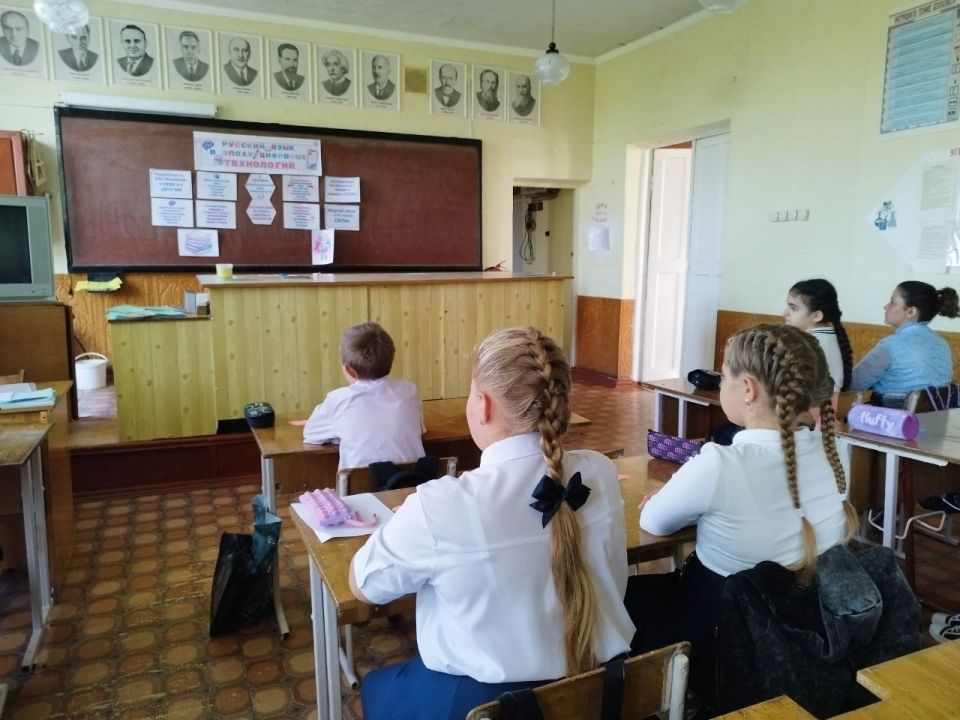 В учебных заведениях Лутугинского муниципального округа неделя началась с внеурочного занятия «Разговоры о важном» В учебных заведениях Лутугинского муниципального округа неделя началась с внеурочного занятия «Разговоры о важном»