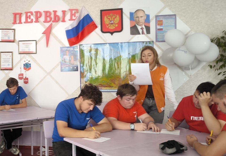 В Лутугинском колледже советник директора по воспитанию провела тотальный диктант "Семейная строка" В Лутугинском колледже советник директора по воспитанию провела тотальный диктант "Семейная строка"