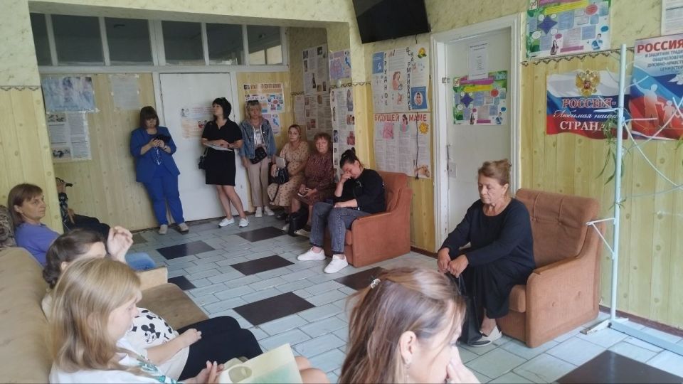 В женской консультации поликлиники г. Лутугино состоялась встреча специалистов Центра психолого-педагогической и медико-социальной помощи "Развитие" с беременными женщинами и пациентами В женской консультации поликлиники г. Лутугино состоялась встреча специалистов Центра психолого-педагогической и медико-социальной помощи "Развитие" с беременными женщинами и пациентами