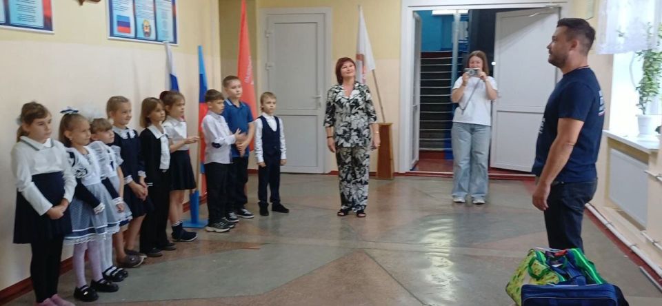 Антрацитовскую среднюю школу № 10 пгт Дубовский посетили представители Народного Фронта города Екатеринбург Антрацитовскую среднюю школу № 10 пгт Дубовский посетили представители Народного Фронта города Екатеринбург