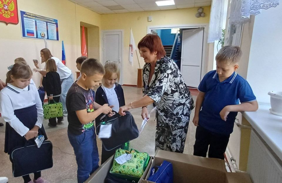 Антрацитовскую среднюю школу № 10 пгт Дубовский посетили представители Народного Фронта города Екатеринбург Антрацитовскую среднюю школу № 10 пгт Дубовский посетили представители Народного Фронта города Екатеринбург