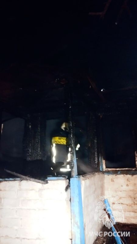 Пожарные отстояли от огня два дома и хозпостройки в Новоайдарском округе Пожарные отстояли от огня два дома и хозпостройки в Новоайдарском округе