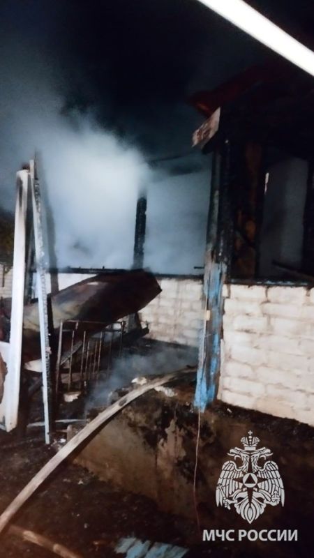 Пожарные отстояли от огня два дома и хозпостройки в Новоайдарском округе Пожарные отстояли от огня два дома и хозпостройки в Новоайдарском округе