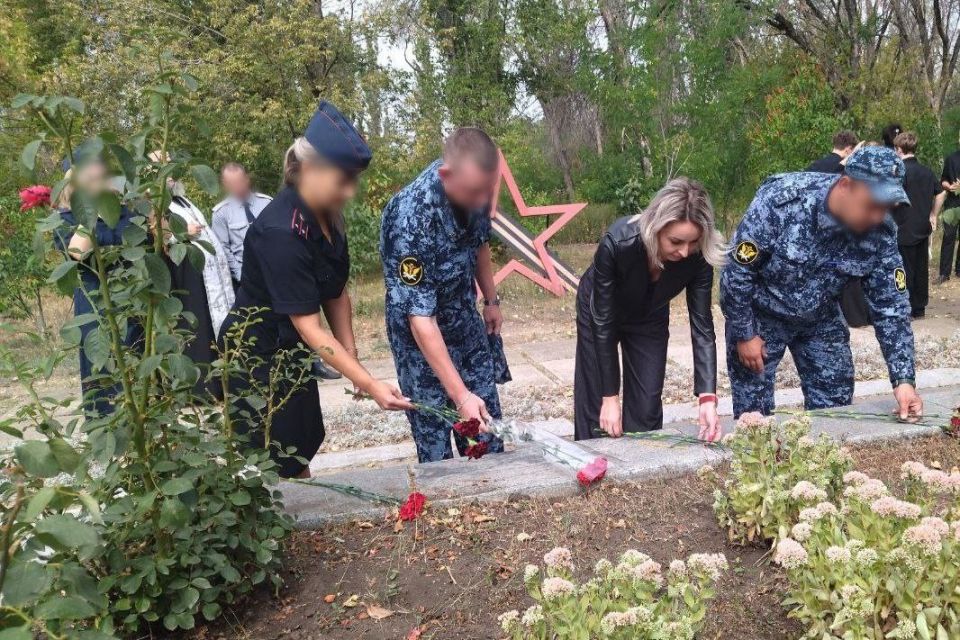 Сотрудники Лутугинского филиала УИИ и ИК № 4 регионального УФСИН почтили память погибших защитников Донбасса Сотрудники Лутугинского филиала УИИ и ИК № 4 регионального УФСИН почтили память погибших защитников Донбасса