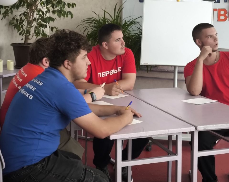 В Лутугинском колледже советник директора по воспитанию провела тотальный диктант "Семейная строка" В Лутугинском колледже советник директора по воспитанию провела тотальный диктант "Семейная строка"