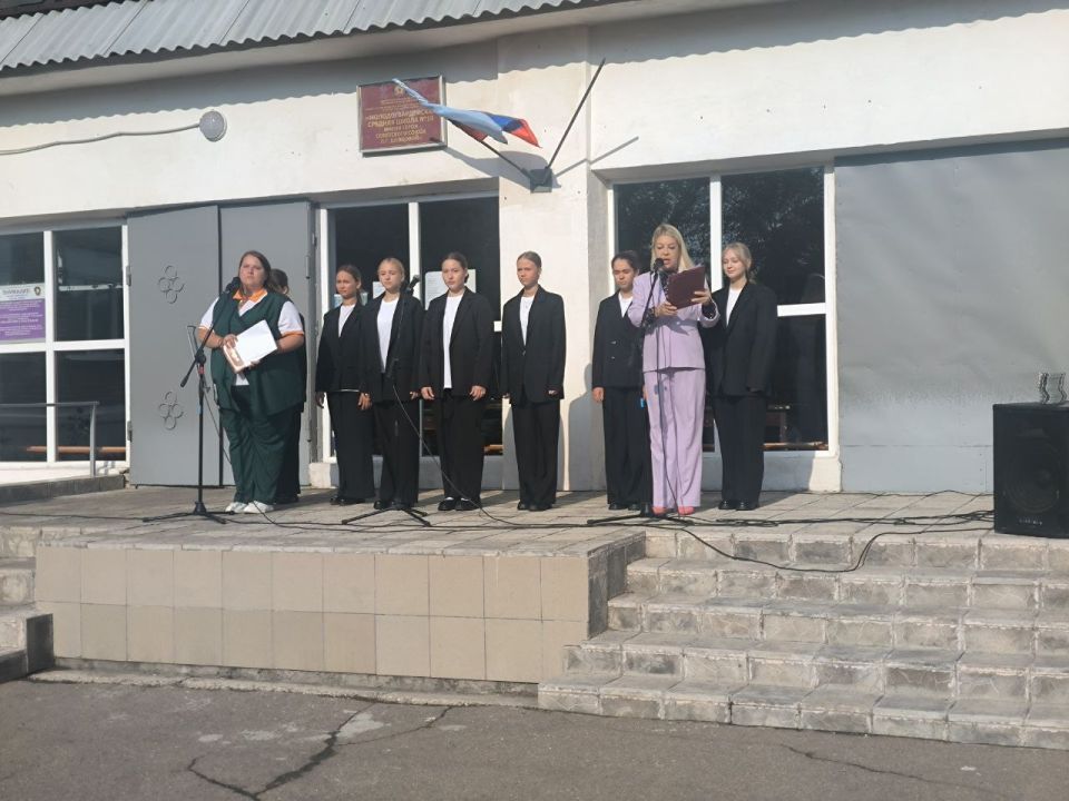 В Молодогвардейской школе состоялась торжественная линейка в честь Дня рождения Любови Шевцовой В Молодогвардейской школе состоялась торжественная линейка в честь Дня рождения Любови Шевцовой