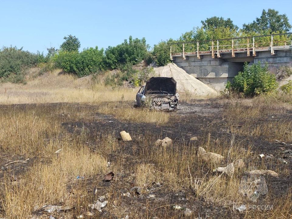 МЧС ликвидировало пожар автомобиля в селе Роскошное МЧС ликвидировало пожар автомобиля в селе Роскошное