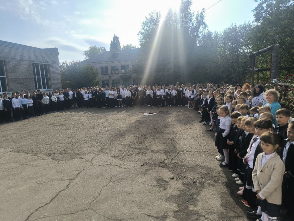 В Молодогвардейской школе состоялась торжественная линейка в честь Дня рождения Любови Шевцовой В Молодогвардейской школе состоялась торжественная линейка в честь Дня рождения Любови Шевцовой