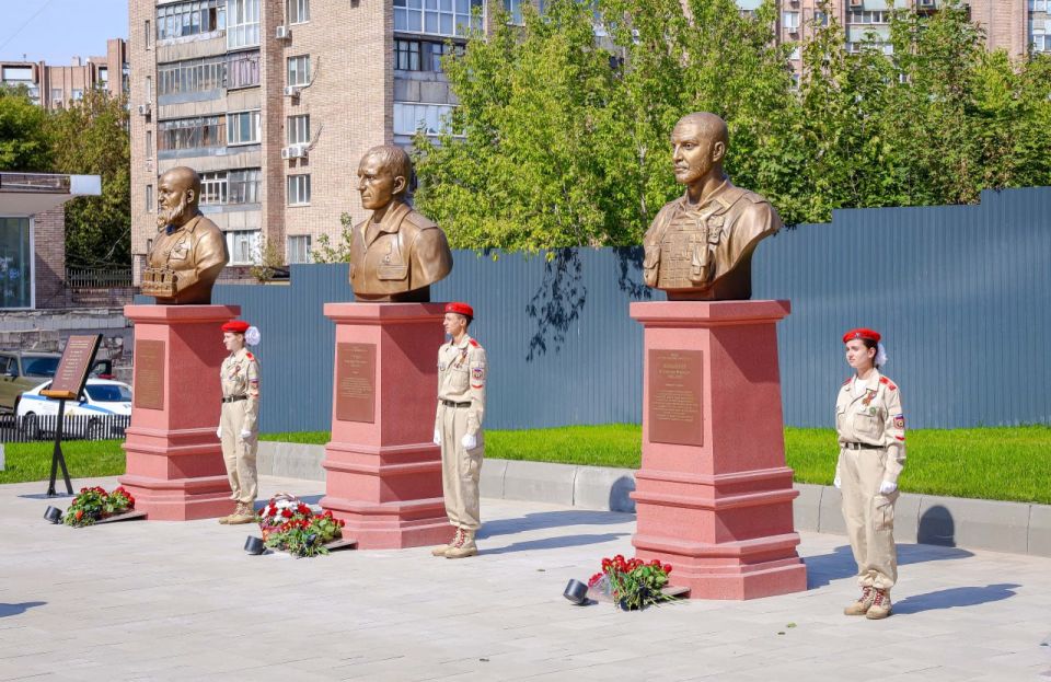Глава ЛНР Леонид Пасечник торжественно открыл Аллею Российской Славы в центре Луганска Глава ЛНР Леонид Пасечник торжественно открыл Аллею Российской Славы в центре Луганска