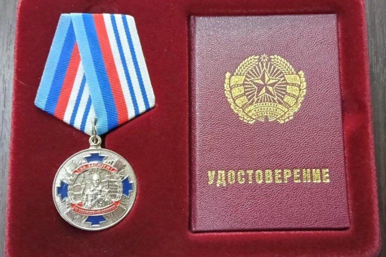 Министр строительства и ЖКХ Красноярского края наградил Александра Гуртякова медалью «За заслуги» II степени Министр строительства и ЖКХ Красноярского края наградил Александра Гуртякова медалью «За заслуги» II степени