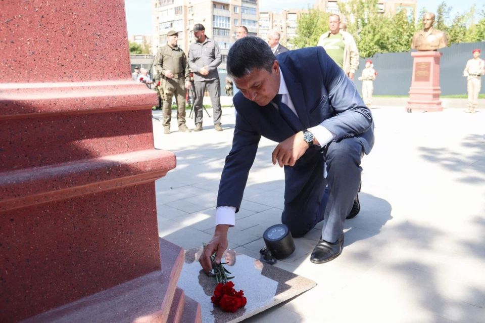 Глава ЛНР Леонид Пасечник торжественно открыл Аллею Российской Славы в центре Луганска Глава ЛНР Леонид Пасечник торжественно открыл Аллею Российской Славы в центре Луганска