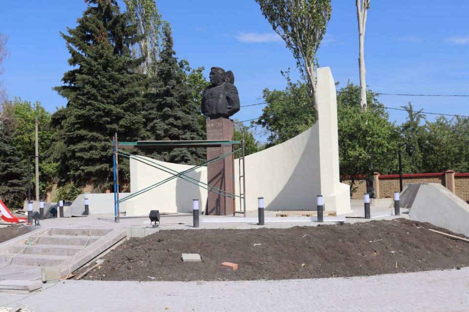 Глава Антрацитовского муниципального округа Сергей Саенко ознакомился с ходом ремонтных работ в сквере им. В.А. Ляхова Глава Антрацитовского муниципального округа Сергей Саенко ознакомился с ходом ремонтных работ в сквере им. В.А. Ляхова