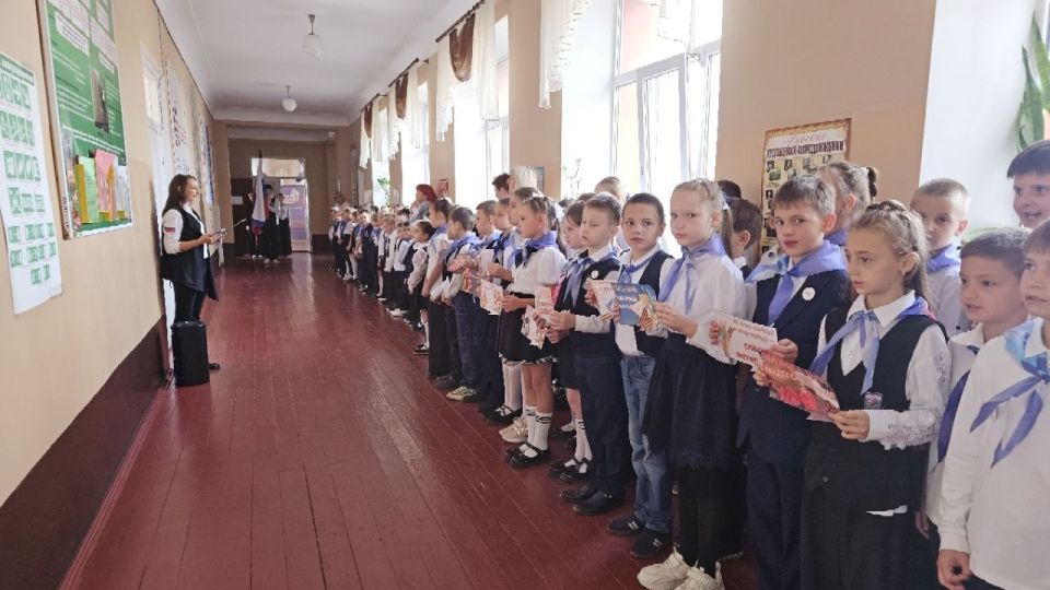После торжественной линейки выноса Государственных флагов и исполнения Государственных гимнов Российской Федерации и Луганской Народной Республики в Брянковской специализированной школе №1 прошло занятие из цикла «Разговоры... После торжественной линейки выноса Государственных флагов и исполнения Государственных гимнов Российской Федерации и Луганской Народной Республики в Брянковской специализированной школе №1 прошло занятие из цикла «Разговоры...