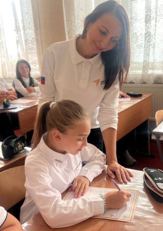 После торжественной линейки выноса Государственных флагов и исполнения Государственных гимнов Российской Федерации и Луганской Народной Республики в Брянковской специализированной школе №1 прошло занятие из цикла «Разговоры... После торжественной линейки выноса Государственных флагов и исполнения Государственных гимнов Российской Федерации и Луганской Народной Республики в Брянковской специализированной школе №1 прошло занятие из цикла «Разговоры...