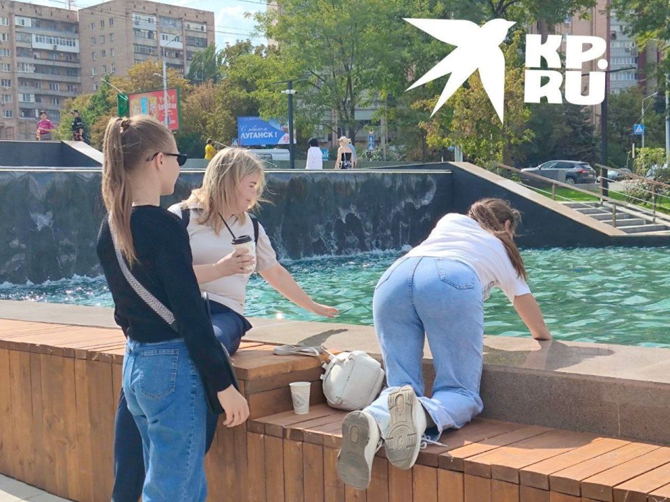Каскад из воды. Ко Дню города московские строители закончили ремонт фонтана в сквере Борцам революции Каскад из воды. Ко Дню города московские строители закончили ремонт фонтана в сквере Борцам революции