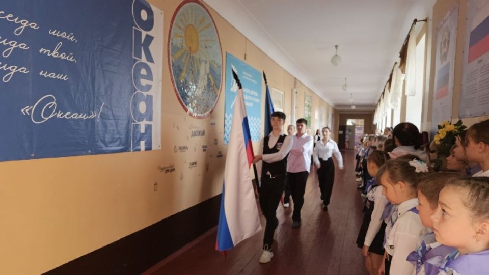 После торжественной линейки выноса Государственных флагов и исполнения Государственных гимнов Российской Федерации и Луганской Народной Республики в Брянковской специализированной школе №1 прошло занятие из цикла «Разговоры... После торжественной линейки выноса Государственных флагов и исполнения Государственных гимнов Российской Федерации и Луганской Народной Республики в Брянковской специализированной школе №1 прошло занятие из цикла «Разговоры...