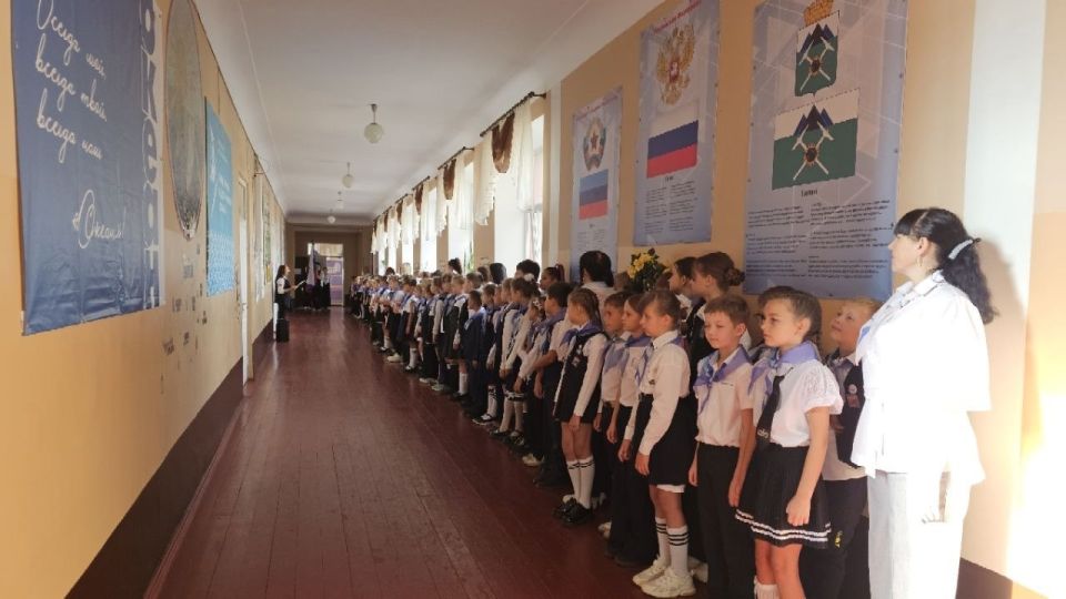 После торжественной линейки выноса Государственных флагов и исполнения Государственных гимнов Российской Федерации и Луганской Народной Республики в Брянковской специализированной школе №1 прошло занятие из цикла «Разговоры... После торжественной линейки выноса Государственных флагов и исполнения Государственных гимнов Российской Федерации и Луганской Народной Республики в Брянковской специализированной школе №1 прошло занятие из цикла «Разговоры...