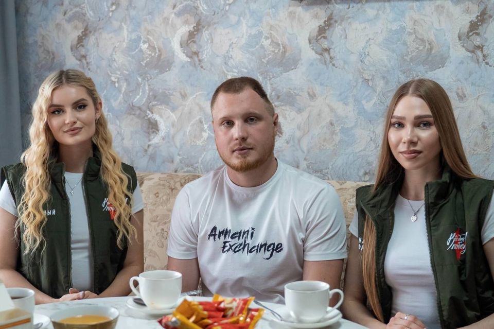 Сегодня, перед концертом, приехали в гости к Владу Невзорову, бойцу 12-го Гвардейского танкового Шепетовского полка Сегодня, перед концертом, приехали в гости к Владу Невзорову, бойцу 12-го Гвардейского танкового Шепетовского полка