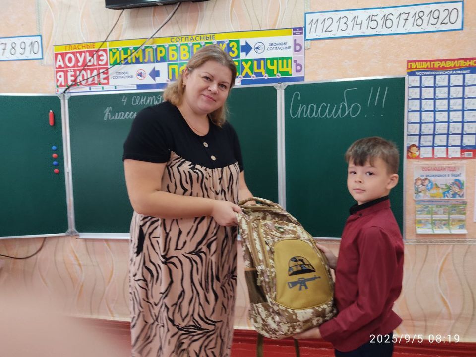 Продолжаем выдавать канцелярские наборы от жителей Алтайского края, в рамках акции «Чужих детей не бывает: соберем в школу как родных!» Продолжаем выдавать канцелярские наборы от жителей Алтайского края, в рамках акции «Чужих детей не бывает: соберем в школу как родных!»