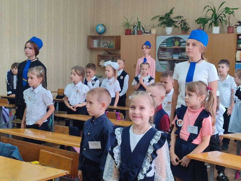 Алчевские первоклассники дали торжественную клятву пешехода Алчевские первоклассники дали торжественную клятву пешехода