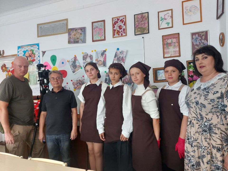 В рамках социально-экономического развития Луганской Народной Республики в 2024 и 2025 годах в Ровеньковскую школу № 9 им. Л.Г. Шевцовой поступило новое оборудование для проведения уроков труда (технология): набор кухонной... В рамках социально-экономического развития Луганской Народной Республики в 2024 и 2025 годах в Ровеньковскую школу № 9 им. Л.Г. Шевцовой поступило новое оборудование для проведения уроков труда (технология): набор кухонной...