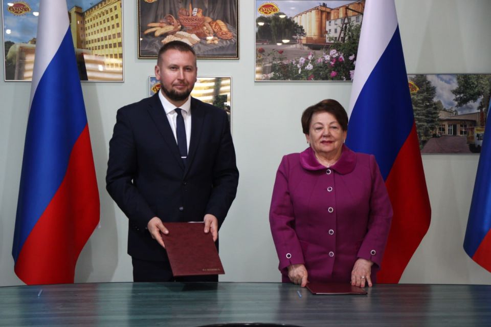 Луганское реготделение «Единой России» и ПАО «Луганск-Нива» подписали соглашение о сотрудничестве Луганское реготделение «Единой России» и ПАО «Луганск-Нива» подписали соглашение о сотрудничестве