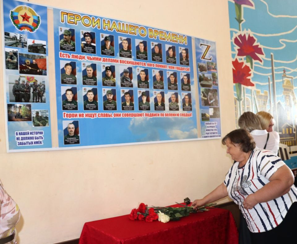 По инициативе родных, членов семей погибших защитников Родины с 2014 года и участников Специальной военной операции в посёлке городского типа Дубовский в торжественной обстановке открыли памятный стенд «Гордимся славою... По инициативе родных, членов семей погибших защитников Родины с 2014 года и участников Специальной военной операции в посёлке городского типа Дубовский в торжественной обстановке открыли памятный стенд «Гордимся славою...