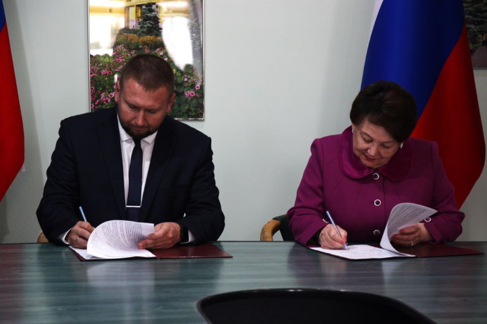 Луганское реготделение «Единой России» и ПАО «Луганск-Нива» подписали соглашение о сотрудничестве Луганское реготделение «Единой России» и ПАО «Луганск-Нива» подписали соглашение о сотрудничестве