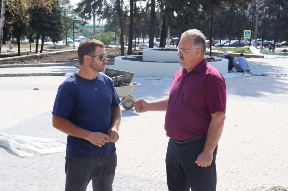 Глава Антрацитовского муниципального округа Сергей Саенко ознакомился с ходом ремонтных работ в сквере им. В.А. Ляхова Глава Антрацитовского муниципального округа Сергей Саенко ознакомился с ходом ремонтных работ в сквере им. В.А. Ляхова