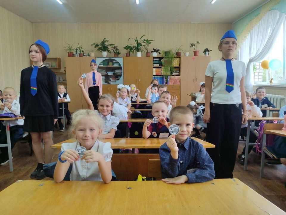 Алчевские первоклассники дали торжественную клятву пешехода Алчевские первоклассники дали торжественную клятву пешехода