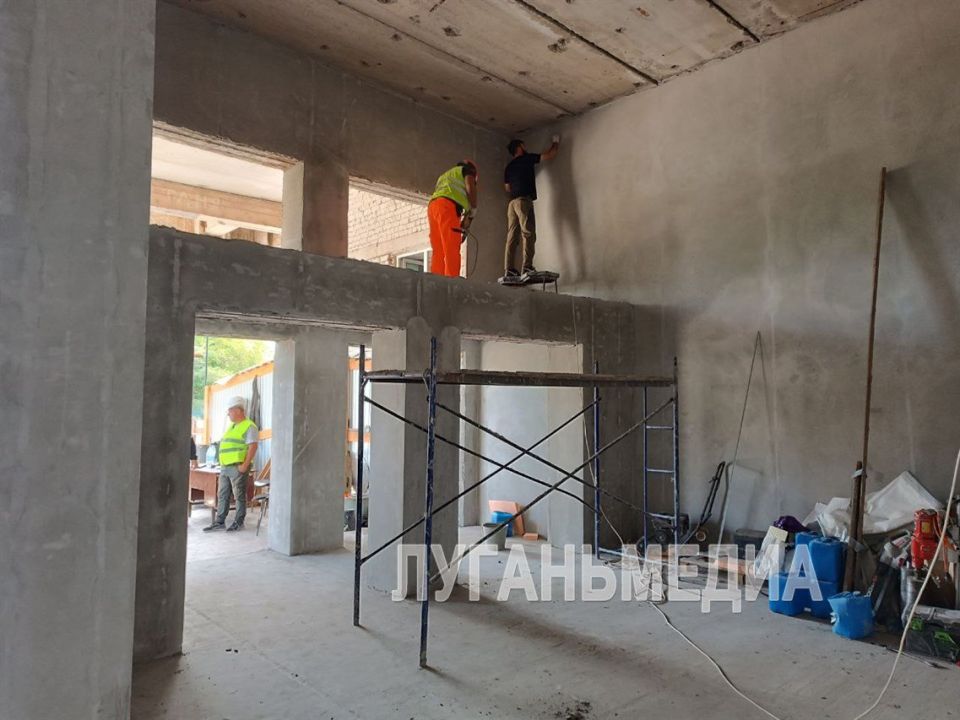 Тюменские строители продолжают капитальный ремонт ЗАГСа в Краснодоне Тюменские строители продолжают капитальный ремонт ЗАГСа в Краснодоне
