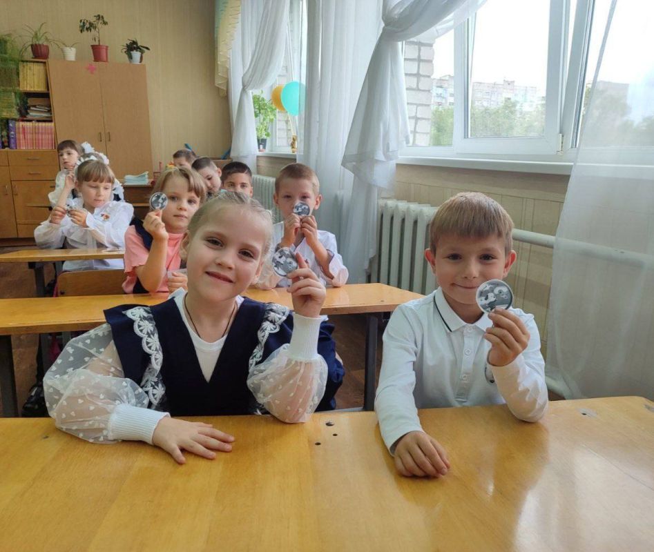 Алчевские первоклассники дали торжественную клятву пешехода Алчевские первоклассники дали торжественную клятву пешехода
