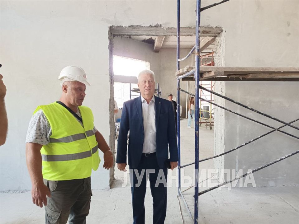 Тюменские строители продолжают капитальный ремонт ЗАГСа в Краснодоне Тюменские строители продолжают капитальный ремонт ЗАГСа в Краснодоне