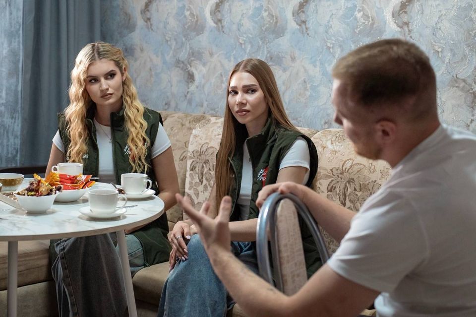 Сегодня, перед концертом, приехали в гости к Владу Невзорову, бойцу 12-го Гвардейского танкового Шепетовского полка Сегодня, перед концертом, приехали в гости к Владу Невзорову, бойцу 12-го Гвардейского танкового Шепетовского полка
