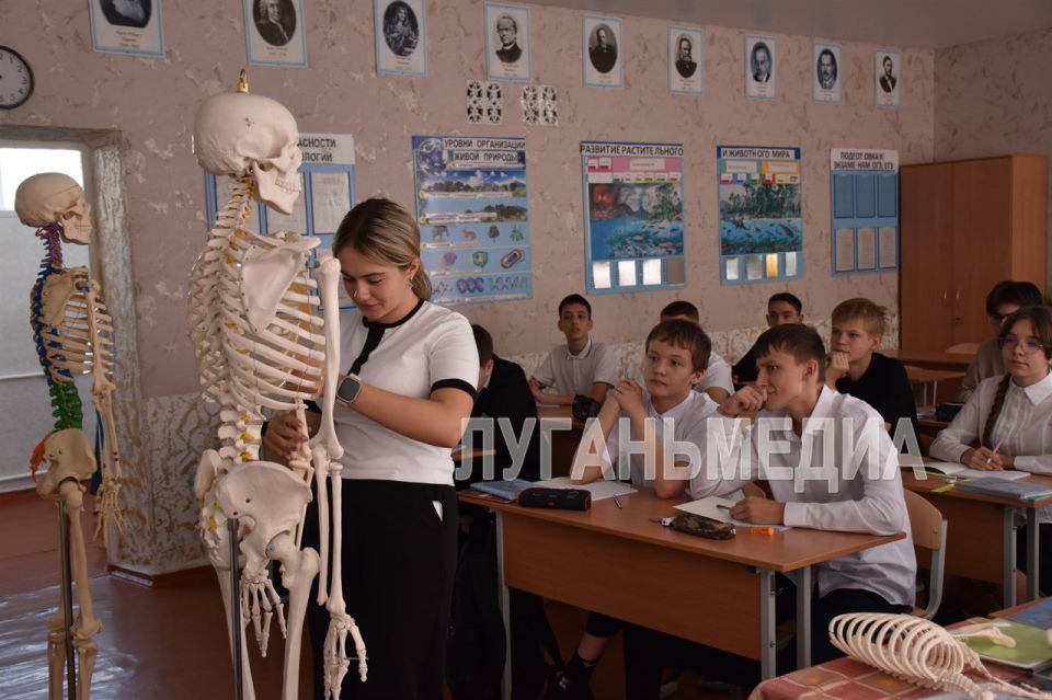 Школьную программу в Антрацитовской средней школе № 19 изучают на новом оборудовании Школьную программу в Антрацитовской средней школе № 19 изучают на новом оборудовании