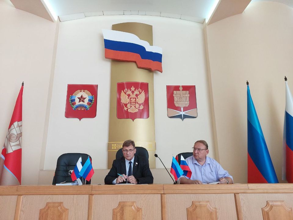 Председатель ТИК Алчевска вручила удостоверение депутату городского Совета
