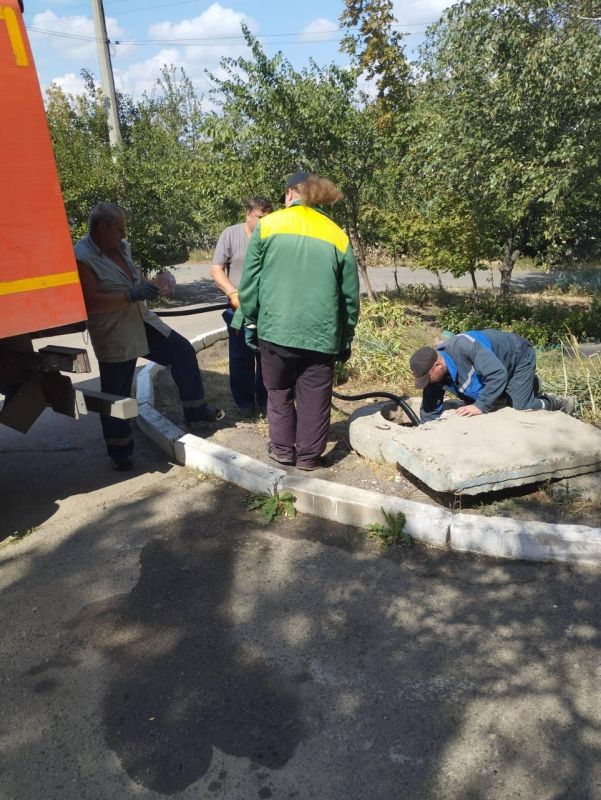 В Лутугино ульяновцы продолжают приводить в порядок канализационные коммуникации В Лутугино ульяновцы продолжают приводить в порядок канализационные коммуникации