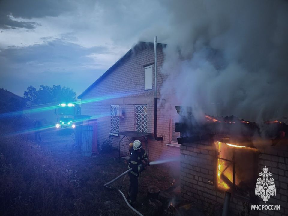 В Новоайдарском муниципальном округе спасатели МЧС России отстояли от огня местный Дом Культуры В Новоайдарском муниципальном округе спасатели МЧС России отстояли от огня местный Дом Культуры