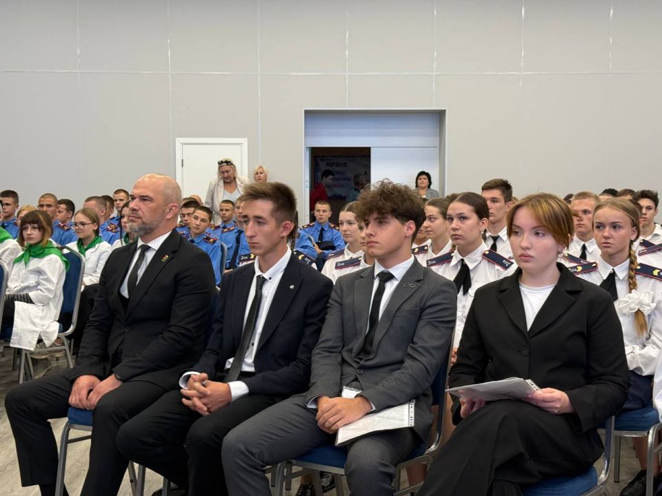 Светлана Малахова: В апреле этого года в преддверии юбилея Дня победы луганские лицеисты и хабаровские кадеты уже встречались в режиме телемоста, уделив особое внимание памятным местам, героям Великой отечественной войны и... Светлана Малахова: В апреле этого года в преддверии юбилея Дня победы луганские лицеисты и хабаровские кадеты уже встречались в режиме телемоста, уделив особое внимание памятным местам, героям Великой отечественной войны и...