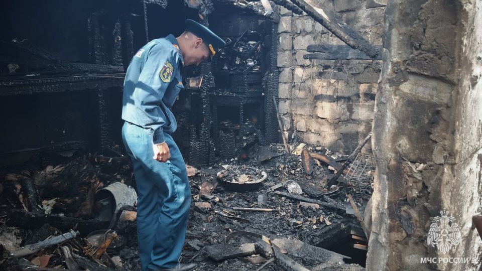 Из-за короткого замыкания электропроводки сгорело 100 квадратов хозяйственных помещений Из-за короткого замыкания электропроводки сгорело 100 квадратов хозяйственных помещений