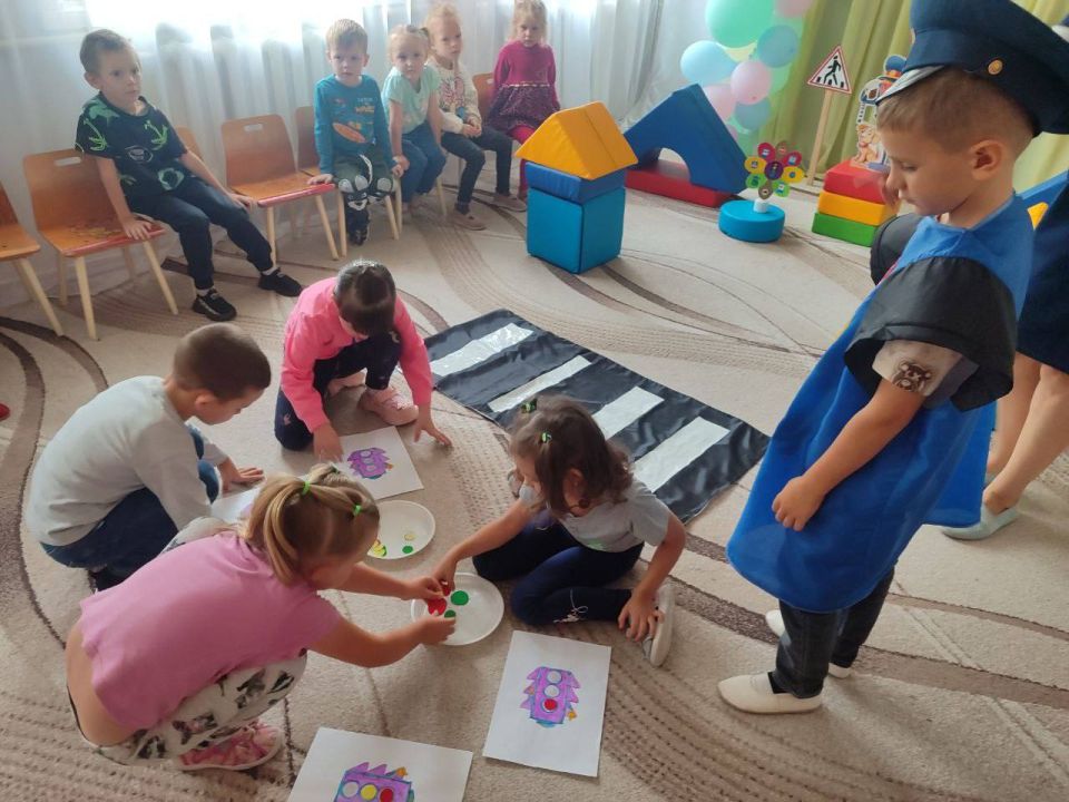 Сотрудники ОГИБДД ОМВД России «Алчевский» посетили детский сад Сотрудники ОГИБДД ОМВД России «Алчевский» посетили детский сад