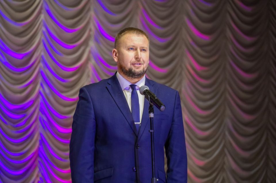 Денис Мирошниченко наградил отличившихся представителей архивной отрасли ЛНР