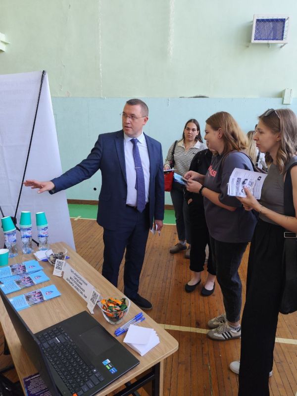 Главные врачи города Красный Луч приняли участие в ярмарке вакансий "Ординатор и работа", проводимой Луганским государственным медицинским университетом имени Святителя Луки под эгидой Министерства здравоохранения ЛНР и... Главные врачи города Красный Луч приняли участие в ярмарке вакансий "Ординатор и работа", проводимой Луганским государственным медицинским университетом имени Святителя Луки под эгидой Министерства здравоохранения ЛНР и...