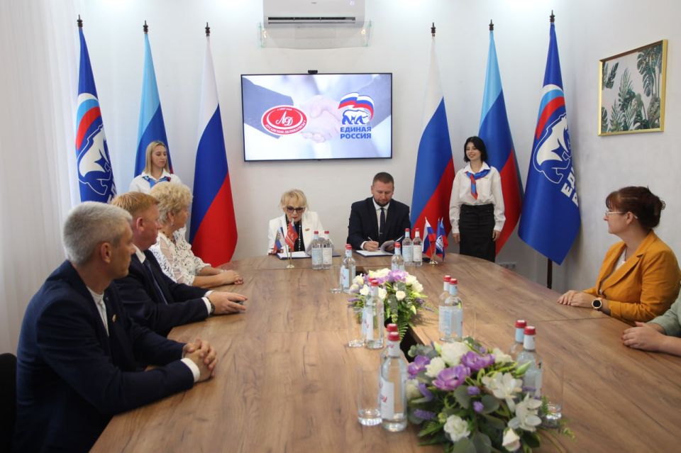 Луганское реготделение «Единой России» и «Луганский мясокомбинат» подписали соглашение о сотрудничестве Луганское реготделение «Единой России» и «Луганский мясокомбинат» подписали соглашение о сотрудничестве
